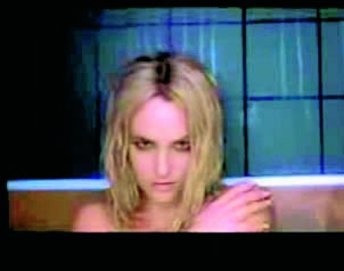 Britney accedió a aparecer sin ropa en su más reciente video.