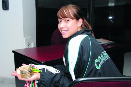 María Cecilia Álvarez Rosas ganó ayer el Premio Estatal del Deporte 2008, y orgullosa muestra las medallas de oro y plata ganadas en los Juegos Panamericanos de Wushu en 2006 y 2008. 	(Fotografía de Ramón Sotomayor  Covarrubias)