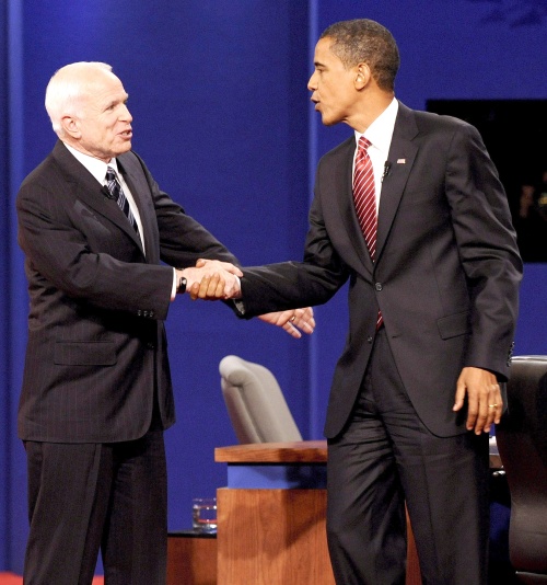 Los candidatos presidenciales en EU, el republicano John McCain (izq.) y el demócrata Barack Obama (der.), estrechan sus manos al término del último debate presidencial, en la Universidad Hofstra, en Hempstead, Nueva York. (EFE)
