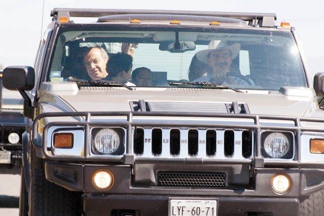 La lujosa Hummer todoterreno que utilizaba el ex presidente Vicente Fox en su rancho de San Cristobal también desató controversias. (Archivo)