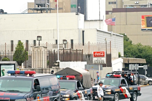 Elementos del Ejército Mexicano resguardan el Consulado de los Estados Unidos ubicado en Monterrey, luego de que se escucharon disparos en las inmediaciones. (El Universal)