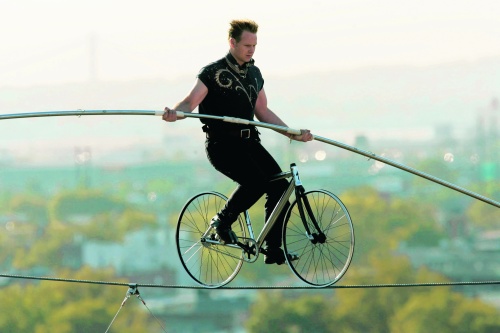 Un cirquero profesional y séptima generación de un familia circense, impuso un récord al andar en bicicleta la mayor distancia en una línea suspendido en el aire. (AP)
