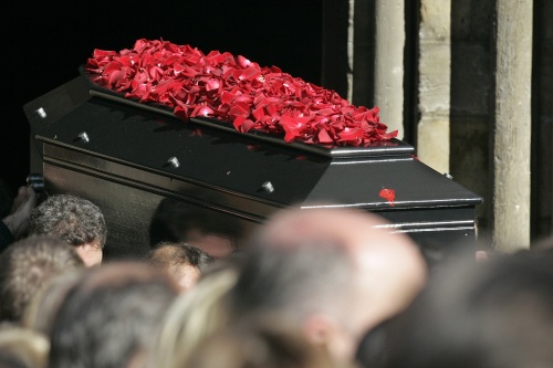 El mundo de la cultura rindió homenaje a Guillaume Depardieu en su funeral. (AP)