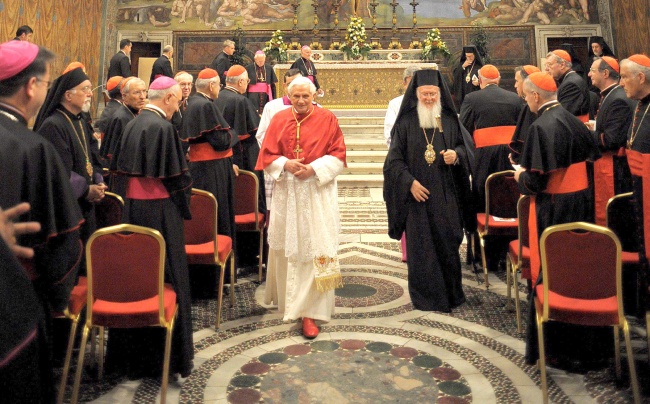 El Papa Benedicto XVI (izq.) y el patriarca ecuménico, Bartolomé I (der.) participan en la víspera del Sínodo Vaticano, en la Capilla Sixtina. (EFE)