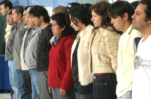 Los indiciados, 11 de ellos de nacionalidad colombiana y entre los que se encuentran cuatro mujeres, fueron aprehendidos el sábado y presentados este domingo en el Centro de Mando de la Policía Federal en Iztapalapa. (El Universal)

