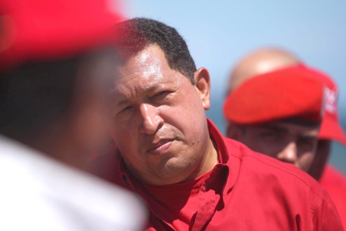 El presidente de Venezuela, Hugo Chávez, realizó ayer una inspección del Plan de Desarrollo de Espacios Públicos en el sector El Tirano, Nueva Esparta, en las Islas Margarita (Venezuela). (EFE)