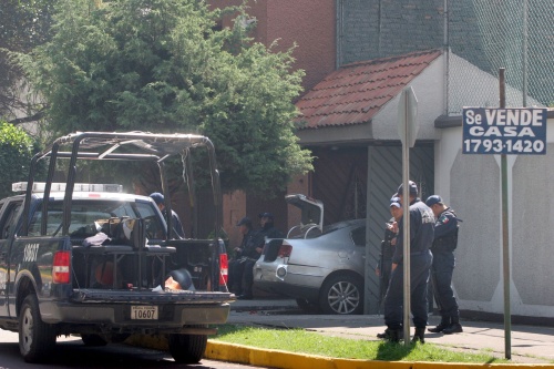 Policías federales custodian la casa ubicada en avenida Wilfrido Masieu donde el lunes se registrara un tiroteo con un grupo armado, entre ellos un presunto hermano y sobrino de Ismael “El Mayo” Zambada. (El Universal) 