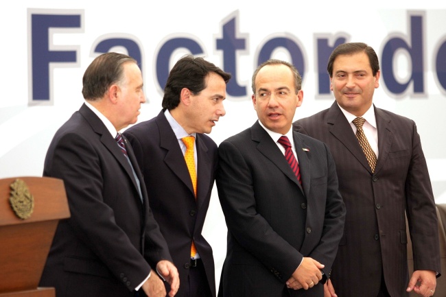 El presidente del Comce, Valentín Díez Morodo, el secretario de Economía, Gerardo Ruiz Mateos, el presidente, Felipe Calderón, y el gobernador de Aguascalientes, Luis Armando Reynoso Femat. En el marco de la entrega del Premio Nacional de Exportación 2008 y la clausura del XV Congreso del Consejo Empresarial Mexicano de Comercio Exterior. EFE