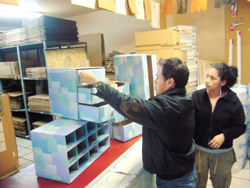 Crean productos de cartón para hogares y oficinas