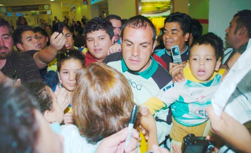 Cuauhtémoc Blanco fue bien recibido por los laguneros que se dieron cita en el Aeropuerto Internacional de Torreón y hasta hubo aficionados del América que le pidieron un autógrafo. (Agencia Reforma)