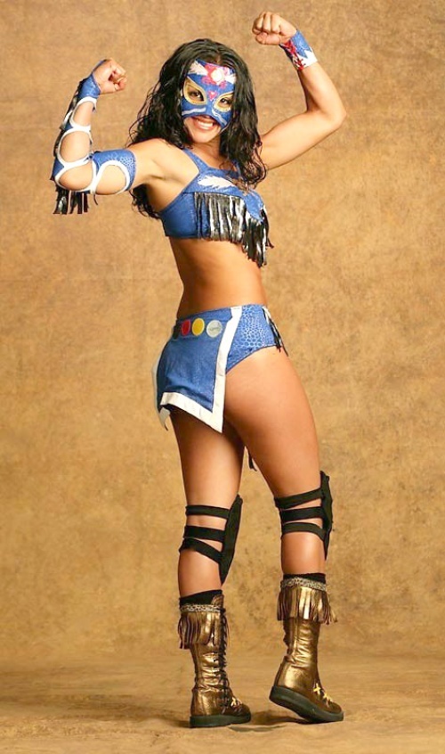 De mirada cautivadora y sensualidad salvaje, la joven luchadora India Sioux es un flechazo de belleza sobre el ring, que ha iluminado las arenas de lucha libre en México.
