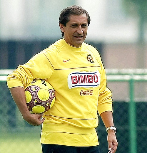 El 'Pelado' aclaró al mandamás del equipo de la banda de fuego que le queda un año más de contrato con el América de México, y que lo quiere respetar. (jammedia)