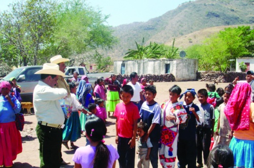 Los niños de la zona indígena viajarán a la ciudad de México para recorrer museos y parques, como estímulo a su buen aprovechamiento en la escuela.