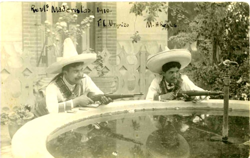 Fotografía adquirida de un archivo familiar, tomada posiblemente en Parras de la Fuente, donde se aprecia al general Francisco Luis Urquizo al lado del general Manuel H. Reyes Iduñate.