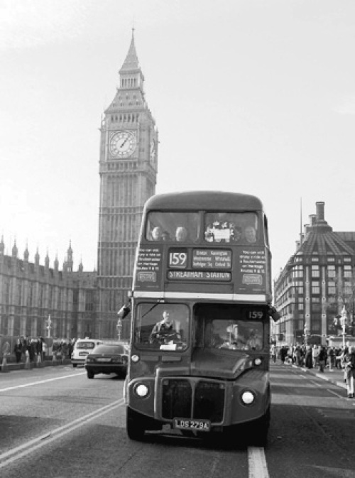 Dos atractivos de Londres: Al frente, un autobús de dos pisos, y al fondo la torre del famoso Big Ben.
