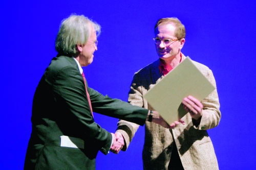 El escritor austríaco Josef Winkler recibe el premio Georg Büchner, de manos del presidente de la Academia de la Lengua y Poesía Alemana Klaus Reichert, en el teatro estatal de Darmstadt, Alemania. (EFE)