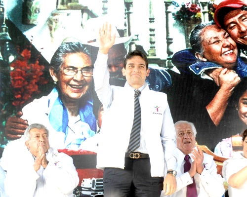 Una de las últimas imágenes tomadas del secretario de Gobernación Juan Camilo Mouriño, quien falleciera ayer en un accidente aéreo en la Ciudad de México. (El Universal) 