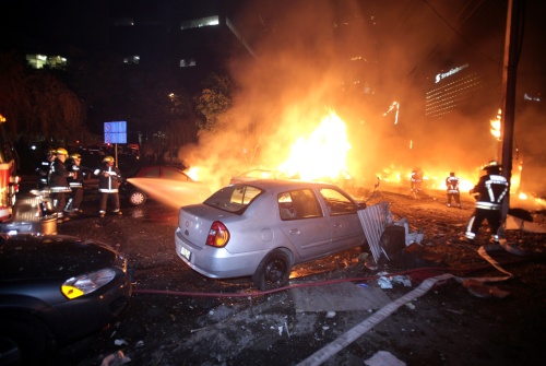 Al menos 50 automóviles fueron consumidos por el fuego tras la caída del avión en el que viajaba el secretario
de Gobernación.
