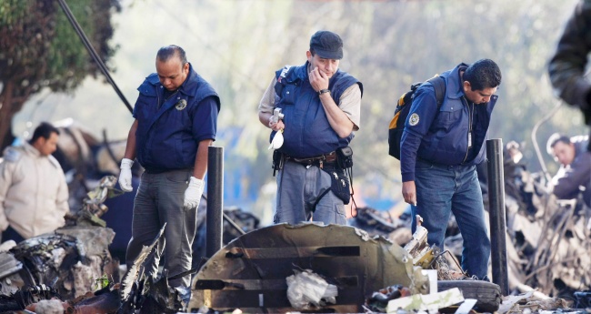 Los trece cadáveres que fueron levantados en la zona donde ocurrió la tragedia de la avioneta, se encuentran totalmente calcinados. (AP)