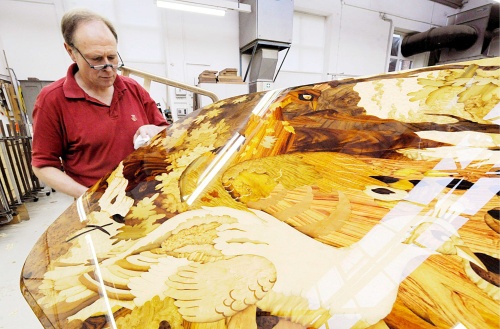 Uwe Meyer saca brillo a un piano Steinway and Sons en la sede de la fábrica en Hamburgo, Alemania. Según el fabricante, se trata del piano más caro construido por Steinway and Sons en sus 150 años historia. El piano, decorado al estilo de un cuadro del artista chino Shi Qi, está valorado en 1.2 millones de dólares.