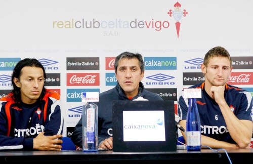 El entrenador del Celta de Vigo, Pepe Murcia (cent.), acompañado por los capitanes Peña (izq.) y Rubén (der.) emiten un comunicado de condolencias tras la muerte de Juan Camilo Mouriño, hijo del presidente del conjunto vigués, Carlos Mouriño. (EFE)