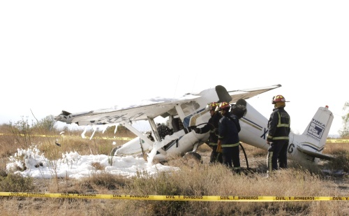 Dos personas resultaron lesionadas al desplomarse una avioneta Cessna de prácticas, la cual despegó del aeropuerto de este municipio y cayó a 300 metros del campus Atizapán de la Universidad Autónoma del Estado de México (UAEM). (El Universal)
