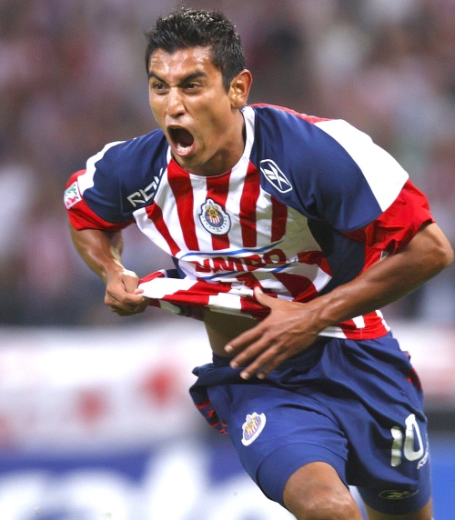 Alberto Medina anotó el 2-2 que le daba el pase a Chivas. (Fotografías de AP y EFE)