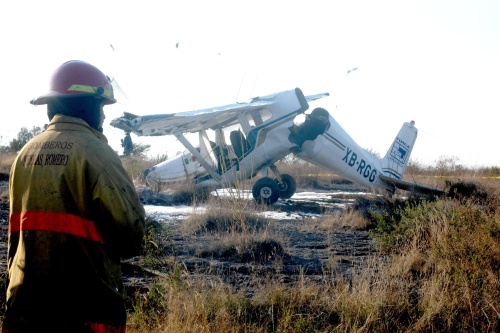 Una avioneta de dos plazas propiedad de la escuela de vuelo Timca Aeronáutica, cayó tras despegar del aeropuerto de Atizapán, en el Estado de México. (Notimex)