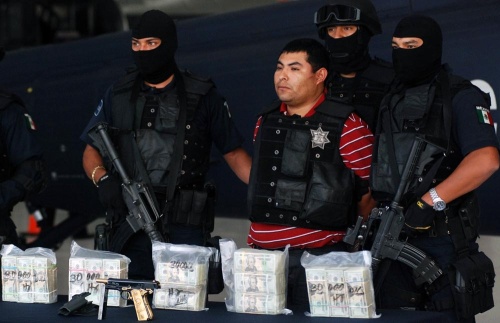 En el hangar de la Policía Federal fue presentado ayer Jaime “El Hummer” González Durán, presunto fundador de la agrupación delictiva Los Zetas. (El Universal)