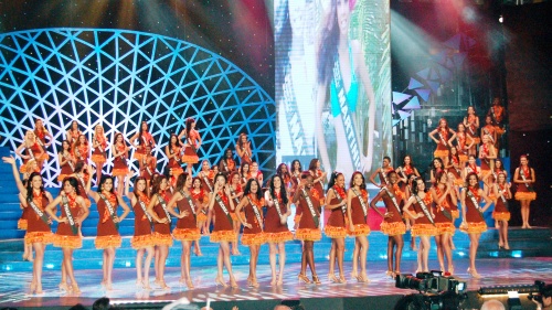 Las 85 candidatas al certamen de belleza Miss Tierra 2008, celebrado en Ángeles, Filipinas, posan al principio de la gala, en la que a filipina Karla Paula Henry, de 22 años, fue la ganadora del certamen. (EFE)
