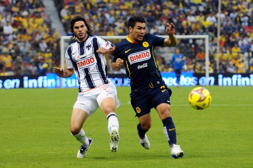 Las Águilas cerraron la temporada regular del Apertura 2008 en el Estadio Azteca con un triunfo 1-0 sobre Monterrey, que elimina a los Rayados y le permite a los aficionados azulcremas soñar con una eventual liguilla. (Jam Media)