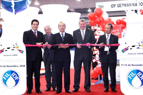 El presidente Felipe Calderón encabeza el acto inaugural de la Cumbre Mundial de la Leche y Expo México 2008. (El Universal) 

