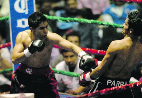 Enrique “Kikillo” López (izquierda) le ganó por nocaut técnico en el primer rollo a Juan Flores, para
conseguir otra victoria en su ascendente carrera. (Archivo)