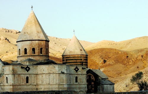 Fotografía facilitada de la catedral cristiana armenia de San Tadeo, conocida como Qara Kelisa (La Iglesia Negra), en Chaldoran, a 850 kilómetros al noroeste de Teherán (Irán). Esta iglesia entró en la lista de la UNESCO de Lugares Patrimonio de la Humanidad. 
