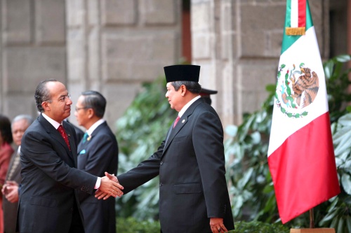 El presidente Felipe Calderón da la bienvenida, en ceremonia oficial en Palacio Nacional, al presidente de la República de Indonesia Susilo Bambang. (El Universal)