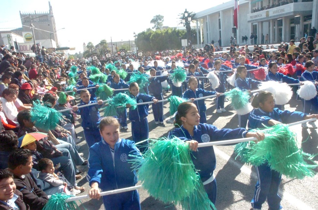 Miles de laguneros acudieron a los desfiles de la Revolución Mexicana que organizaron en Torreón, Gómez Palacio y Ciudad Lerdo. En la gráfica, estudiantes de Torreón desfilan frente a la Presidencia. (Fotografía de Sergio Reyes)
