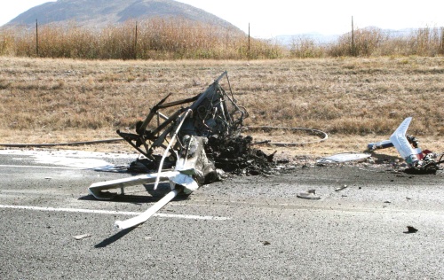 Aspecto de un helicóptero de la Procuraduría (fiscalía) General de la República (PGR) que se desplomó en el kilómetro 38 de la carretera de la capital estatal entre Chihuahua y Ciudad Juárez, localidad fronteriza con El Paso (EU), en el paraje conocido como Caseta de Sacramento registrándose la muerte de dos. (EFE) 