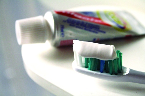 Una buena técnica de cepillado después de cada comida ayuda a prevenir la paradontitis y otras enfermedades dentales.