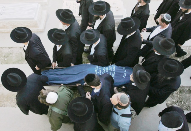 Varios millares de dolientes ultraortodoxos, en su mayoría hombres barbados con largos sacos y sombreros negros, abarrotaron la plaza principal y los callejones angostos de Mea Shearim, un vecindario religioso en Jerusalén. (AP)