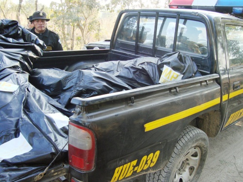 Los cuerpos de cuatro presuntos narcotraficantes son transportados en un autopatrulla de la PolicÌa Nacional Civil. (EFE)