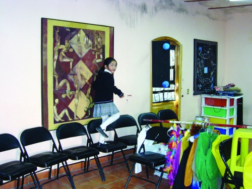 Los salones del Centro de Desarrollo Social (Cedeco) no sólo exhiben la obra del pintor Guillermo Ceniceros, sino también son utilizados como aulas, por lo que los cuadros evidentemente no reciben cuidados especiales y peligran.