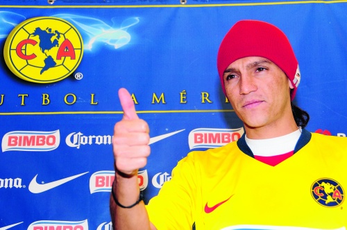 El mediocampista colombiano naturalizado mexicano Andrés Chitiva fue presentado como segundo refuerzo del América, equipo del cual aceptó que pesa la camiseta. 
(Jam Media)