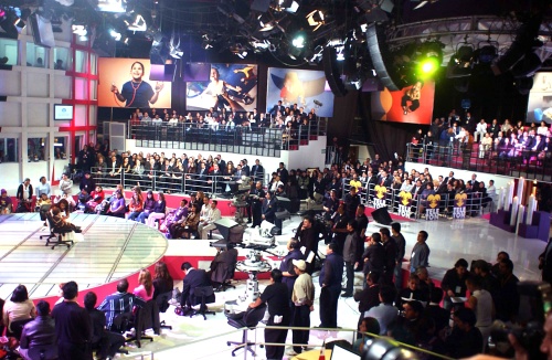 En medio de un ambiente de esperanza y de alegría, anoche inició el Teletón 2008 desde las instalaciones de Televisa San Ángel -en el DF- con el objetivo de superar la meta de 439 millones 968 mil 534 para así construir dos CRIT, uno en Veracruz y otro en Gómez Palacio. Paulina Rubio dio el banderazo de inicio interpretando del tema Sólo le Pido a Dios.
Lucero, Marco Antonio Regil, Paty Manterola y Carlos Loret de Mola fungieron como conductores. (Notimex)