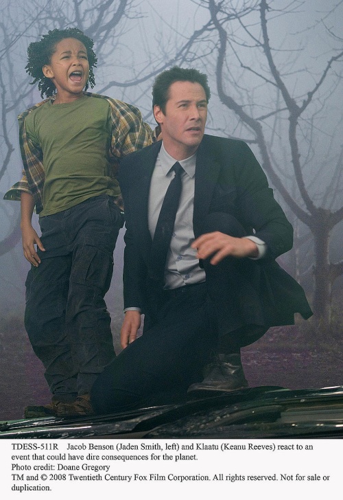 El Día que la Tierra se Detuvo es protagonizada por Jennifer Connelly y Keanu Reeves, este último personificará a un ser alienígena. 