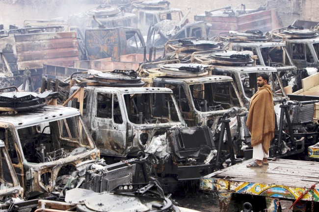 Alrededor de 200 hombres armados atacaron esta madrugada otro depósito de vehículos en la ciudad de Peshawar, rociando las unidades con gasolina antes de prenderles fuego. (AP)