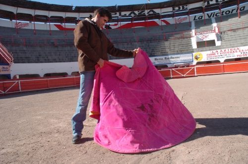 “El Glison” acepta que lo llamen temerario, más no loco, ya que siempre está consciente de los actos y suertes que realiza en el ruedo. (Fotografías de Jesús
Galindo López)