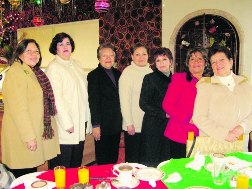 Irma de Moreno, Paty de Marmolejo, Cristina de Pineda, Dolores de Tello, Marilú de Artea, Rosy de Hernández y Eva de Jiménez, reunidas con motivo de la próxima Navidad.