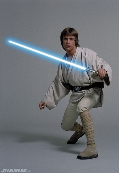 Espada láser de Luke Skywalker iluminará subasta de objetos de Star Wars  - La Tercera