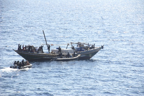 Marinos de la India detuvieron a 23 piratas somalíes, luego que acudieron a un llamado de emergencia de una nave con bandera etíope. (AP)