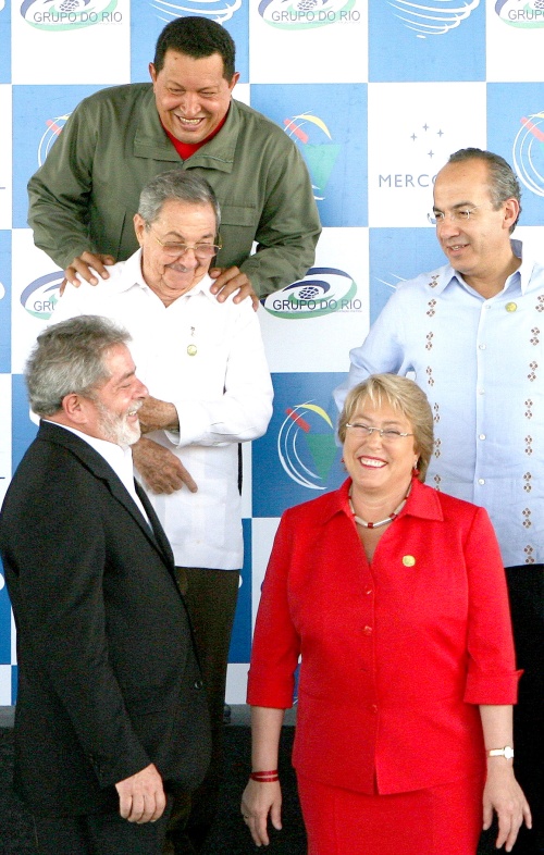 El presidente Felipe Calderón bromea con los mandatarios latinoamericanos de izquierda Hugo Chávez, de Venezuela; Raúl Castro, de Cuba; Lula da Silva, de Brasil, y Michelle Bachelet, de Chile, durante la fotografía oficial de la Cumbre del Mercosur, en Brasil. (EFE)
